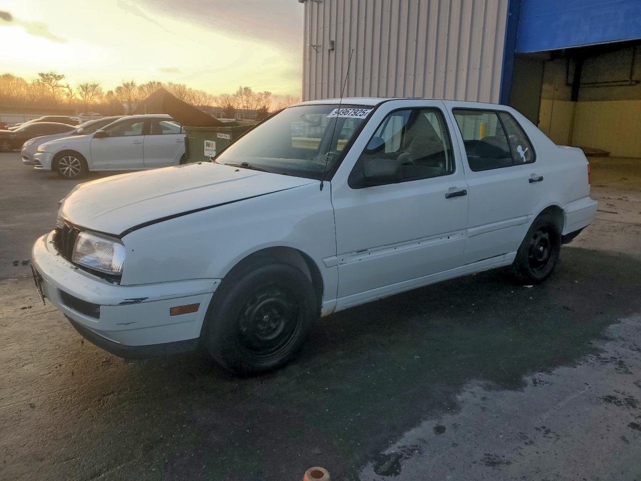 1998 Volkswagen Jetta GL, VIN 3VWRA81H6WM107693 — Перед