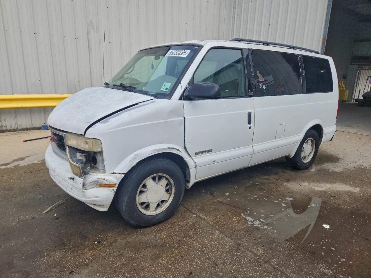 1999 GMC Safari, VIN 1GKDM19W6XB523318 — Front end