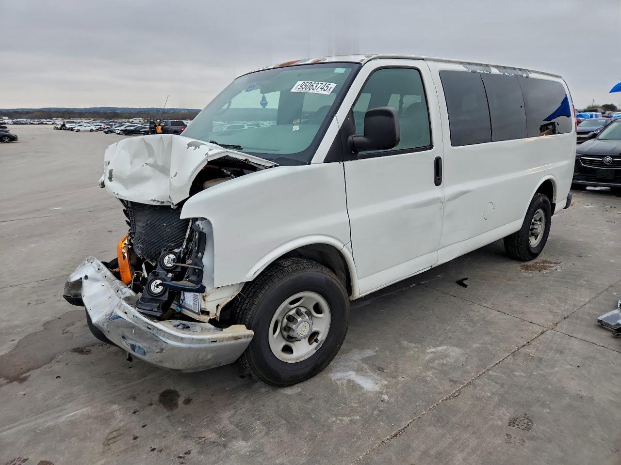 2007 Chevrolet Express Passenger, VIN 1GAHG35U571230142 — Front end