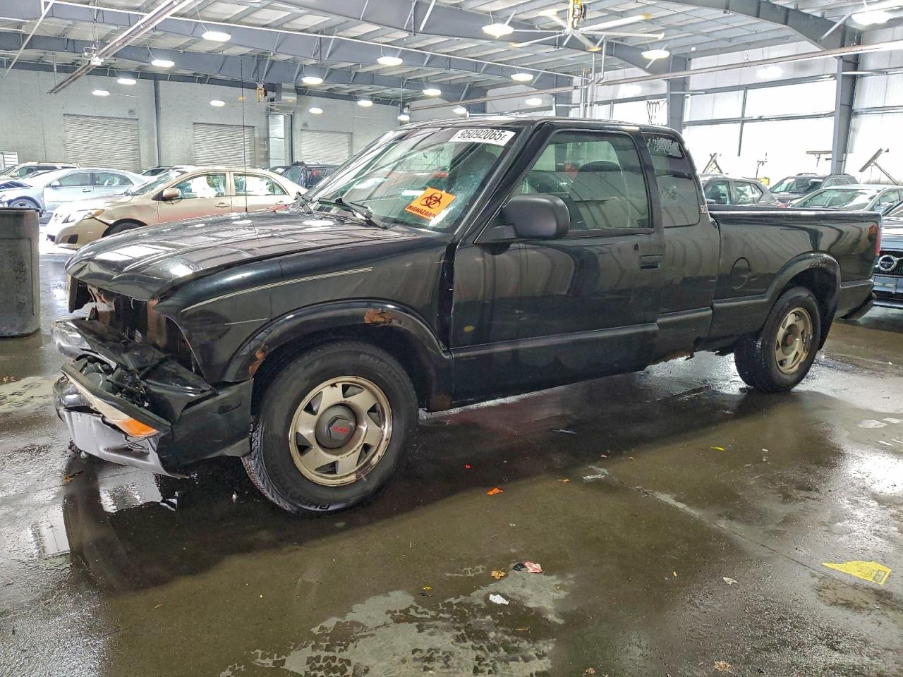 2000 GMC Sonoma SLS 1SG, VIN 1GTCS19W5YK194514 — Front end