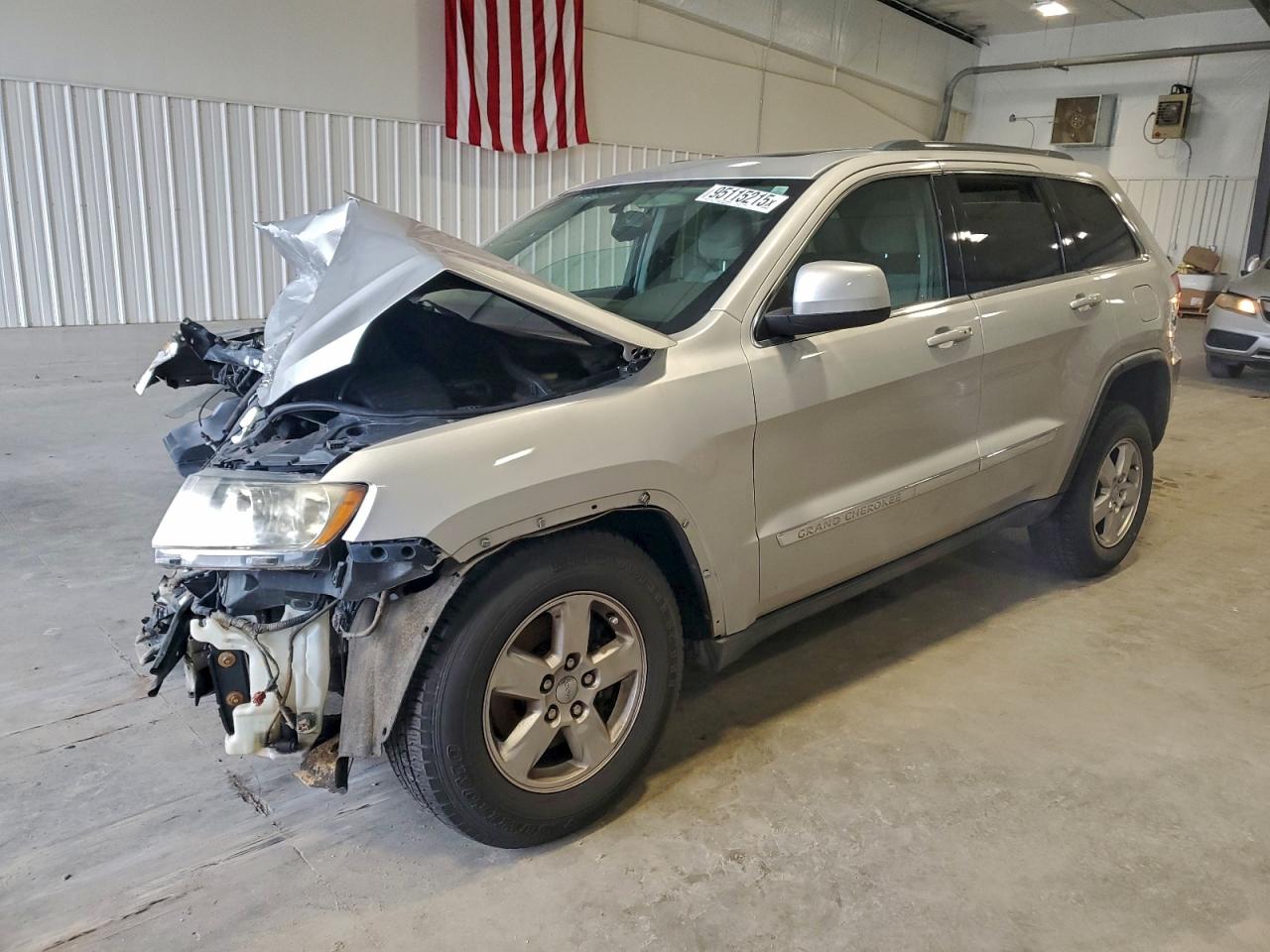 2013 Jeep Grand Cherokee Laredo, VIN 1C4RJFAG6DC645999 — Front end
