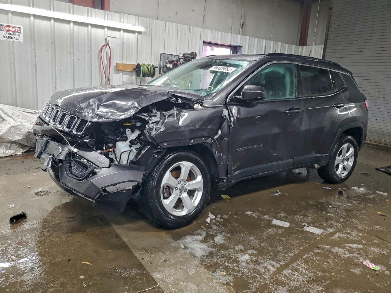 2018 Jeep Compass Latitude, VIN 3C4NJDBB6JT482325 — Front end