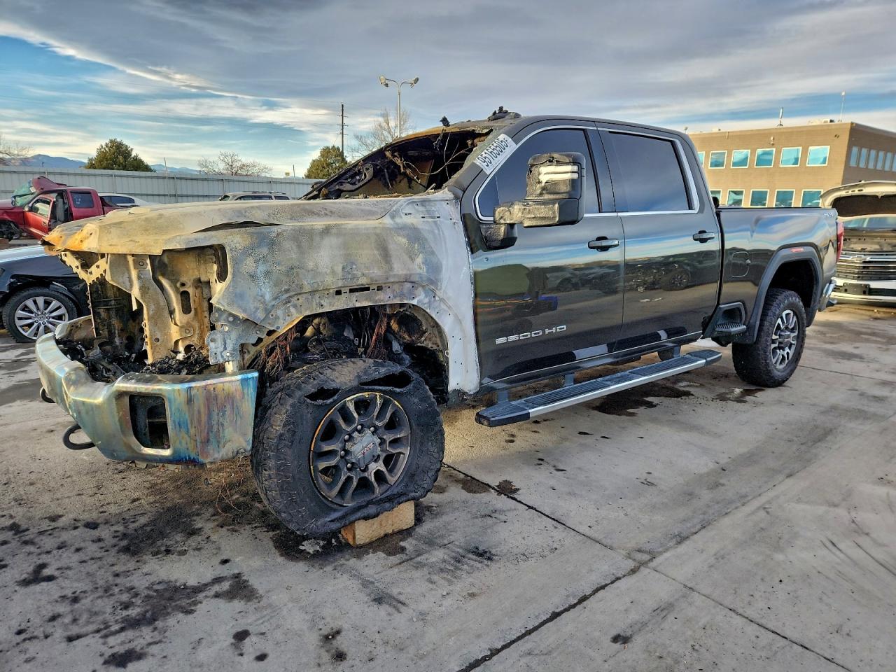 2022 GMC Sierra 2500HD SLE, VIN 1GT49MEY4NF305888 — Engine fire