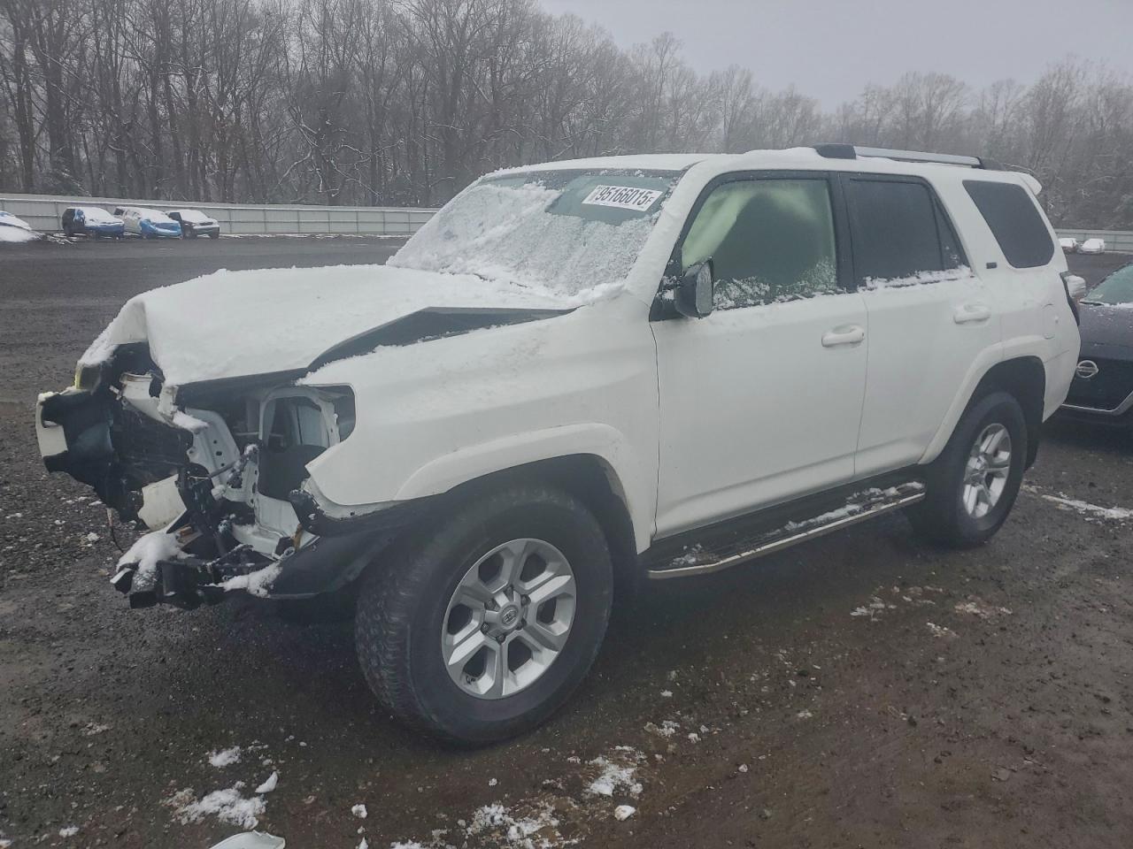 2021 Toyota 4Runner SR5, VIN JTEMU5JR6M5960430 — Front end