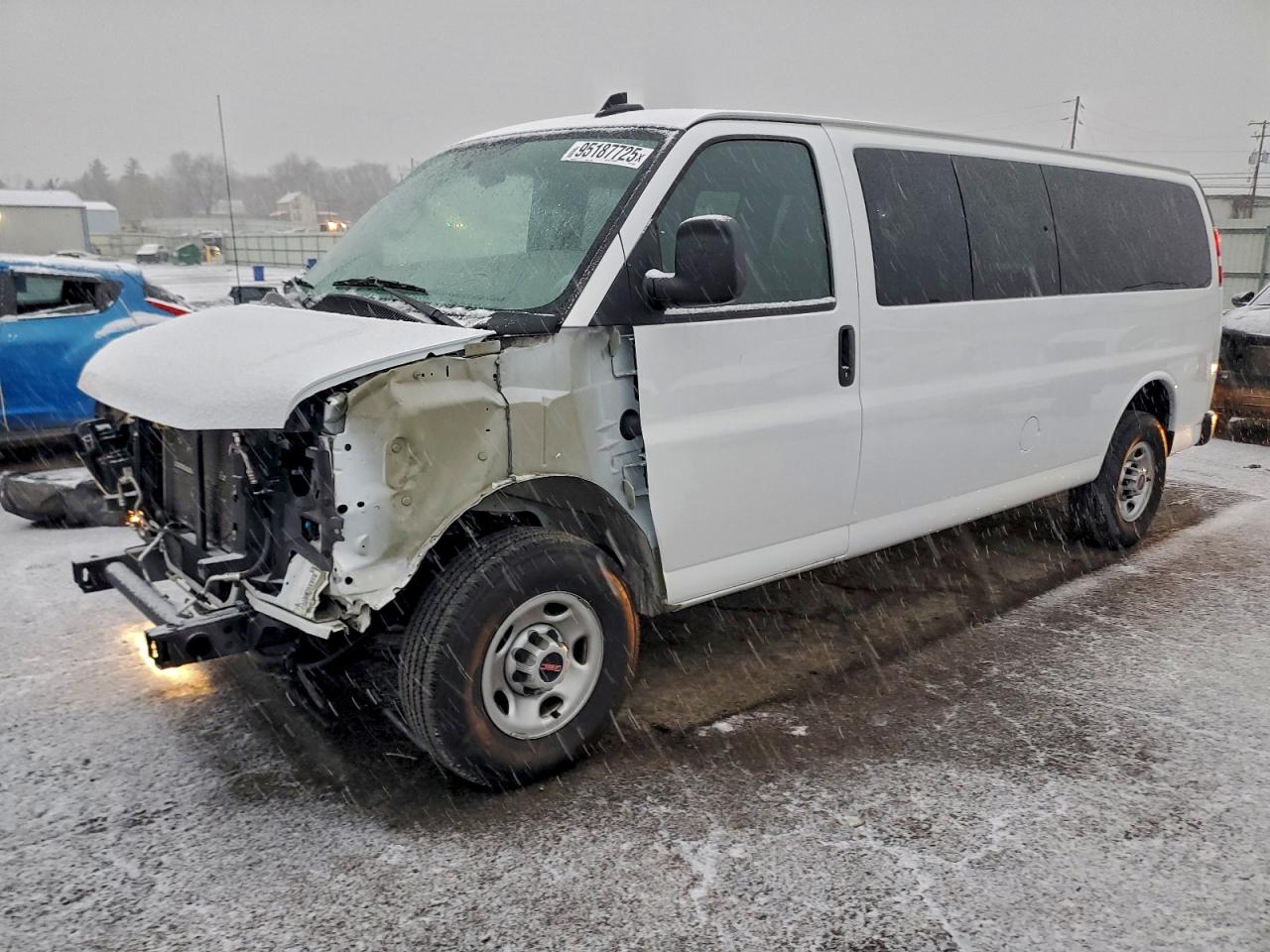2024 GMC Savana, VIN 1GJZ7NF77R1261372 — Перед