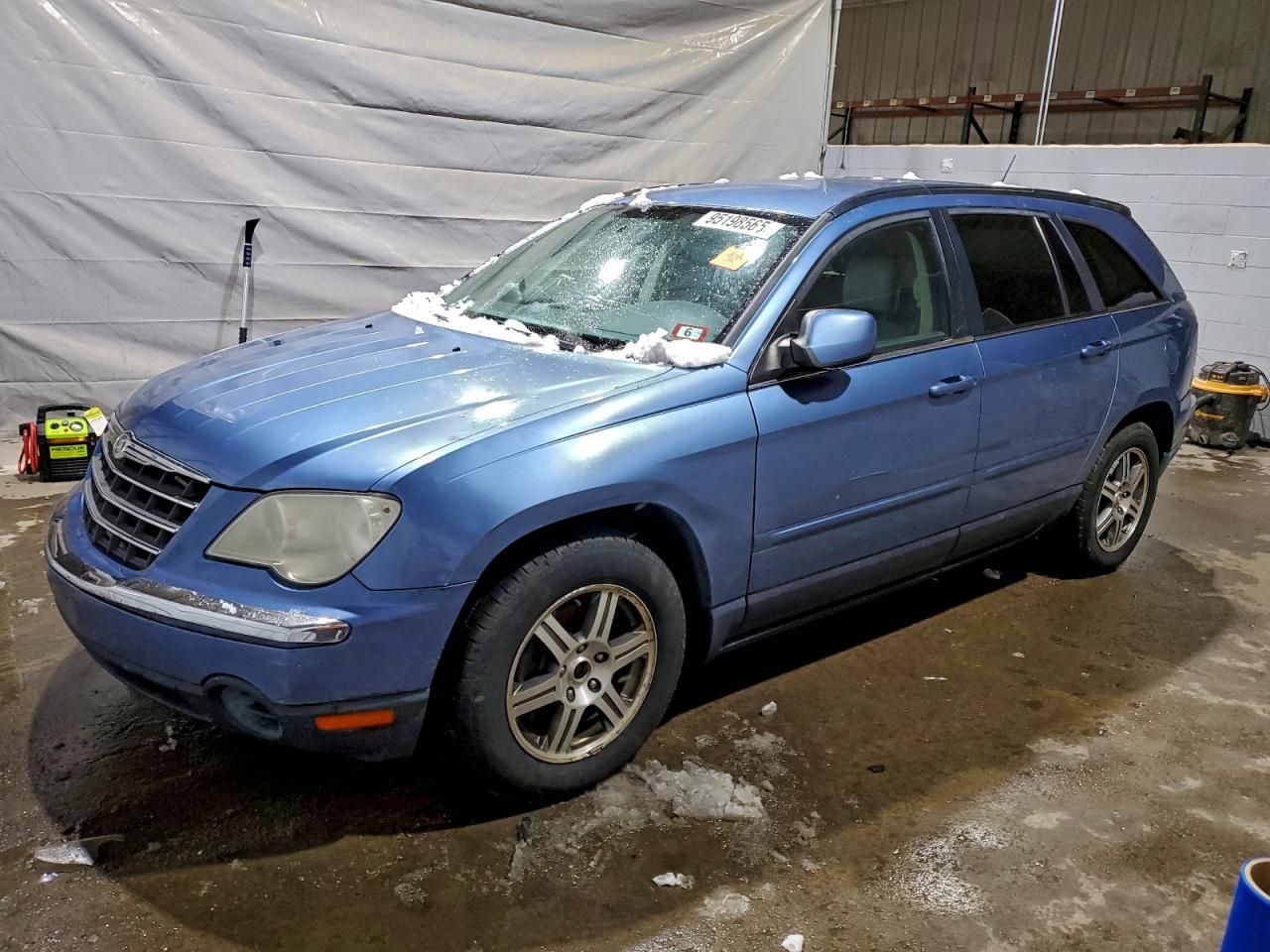 2007 Chrysler Pacifica Touring, VIN 2A8GM68X47R290792 — Minor dents and scratches