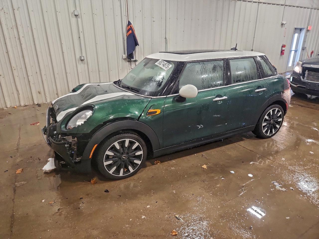 2018 MINI Hardtop 4 Door Cooper, VIN WMWXU1C5XJ2F81125 — Перед
