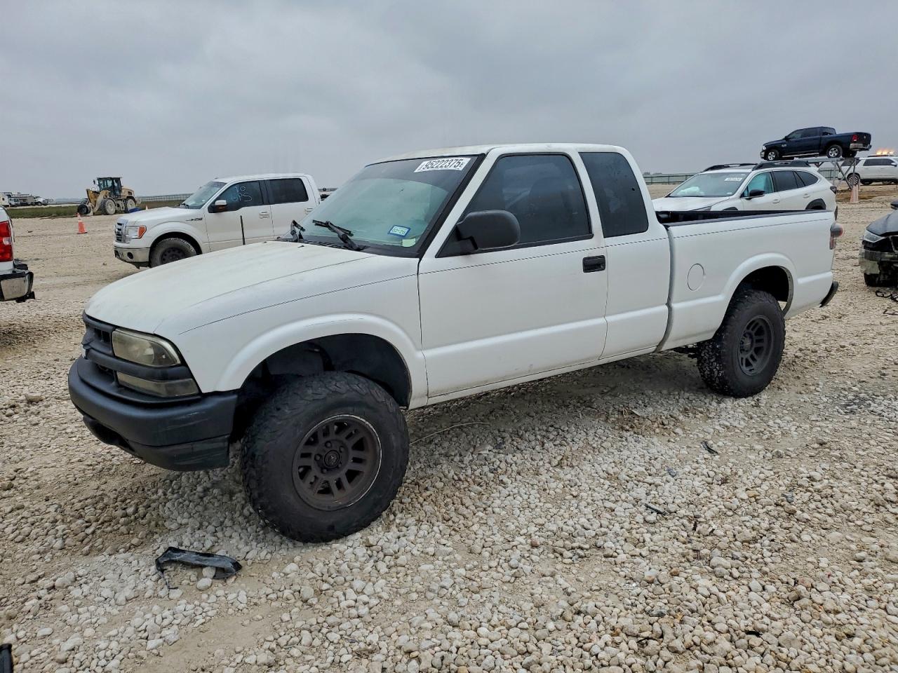 2003 Chevrolet S-10 LS, VIN 1GCCS19X038286886 — Front end