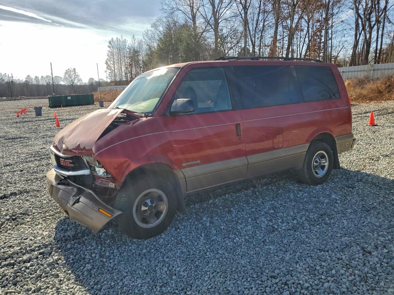 2000 GMC Safari, VIN 1GKDM19W9YB534301 — Front end