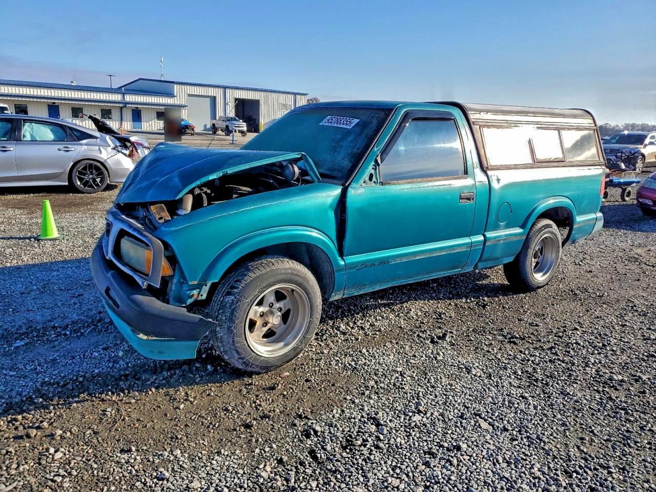 1996 GMC Sonoma, VIN 1GTCS1445TK515269 — Front end