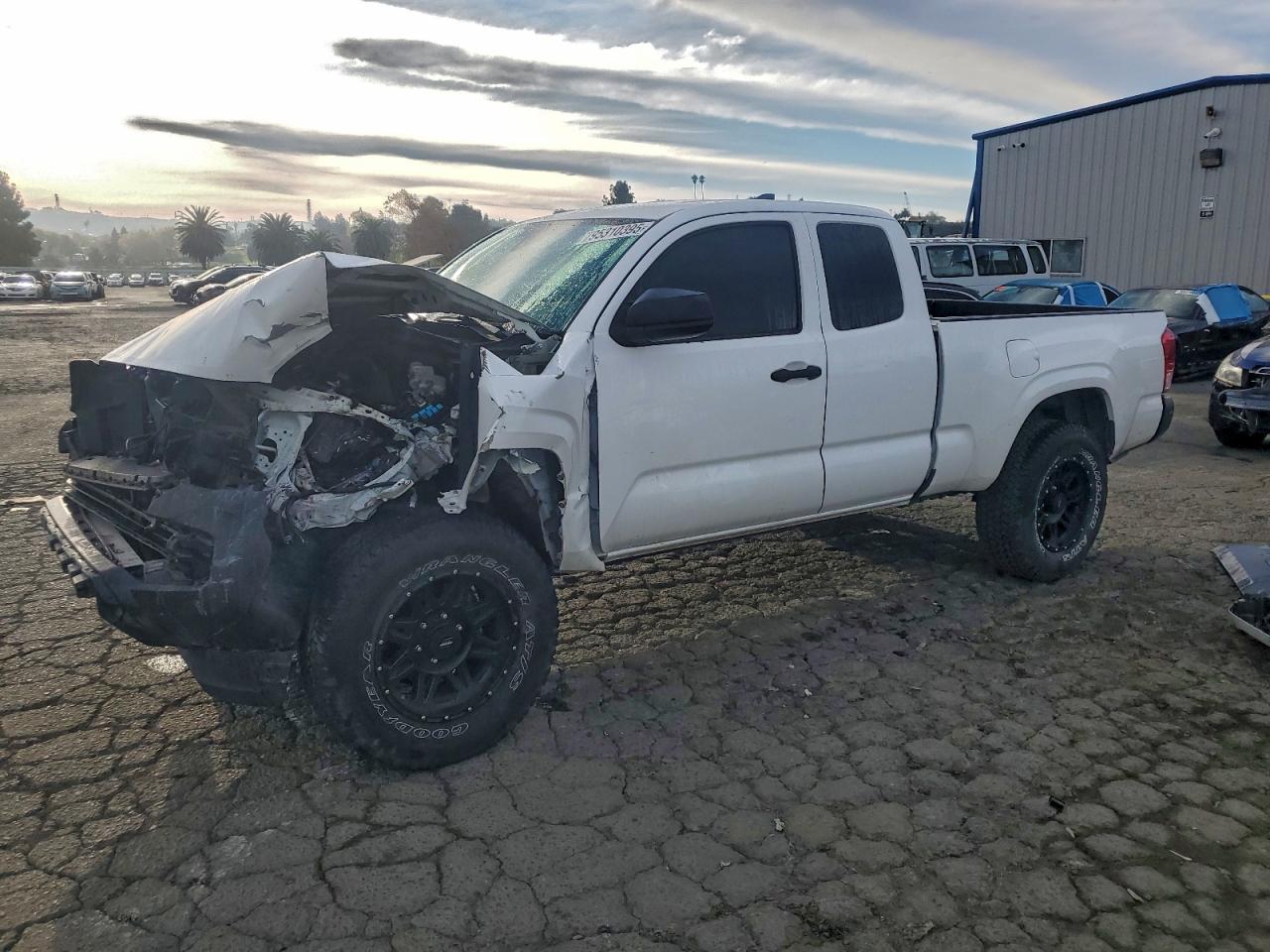 2019 Toyota Tacoma SR, VIN 5TFRX5GN0KX139640 — Front end