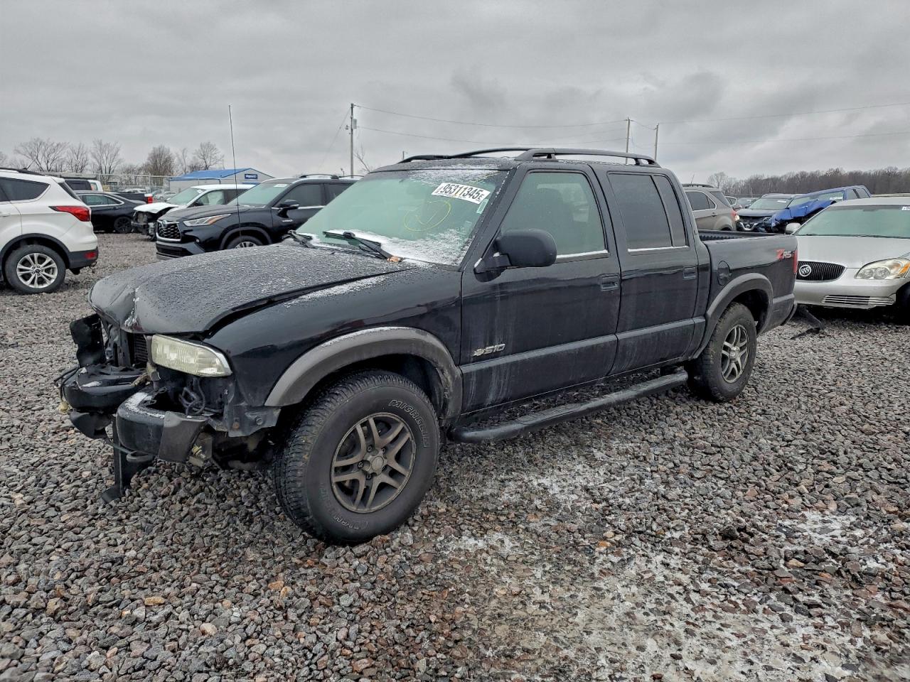 2004 Chevrolet S-10 LS, VIN 1GCDT13X14K104840 — Front end