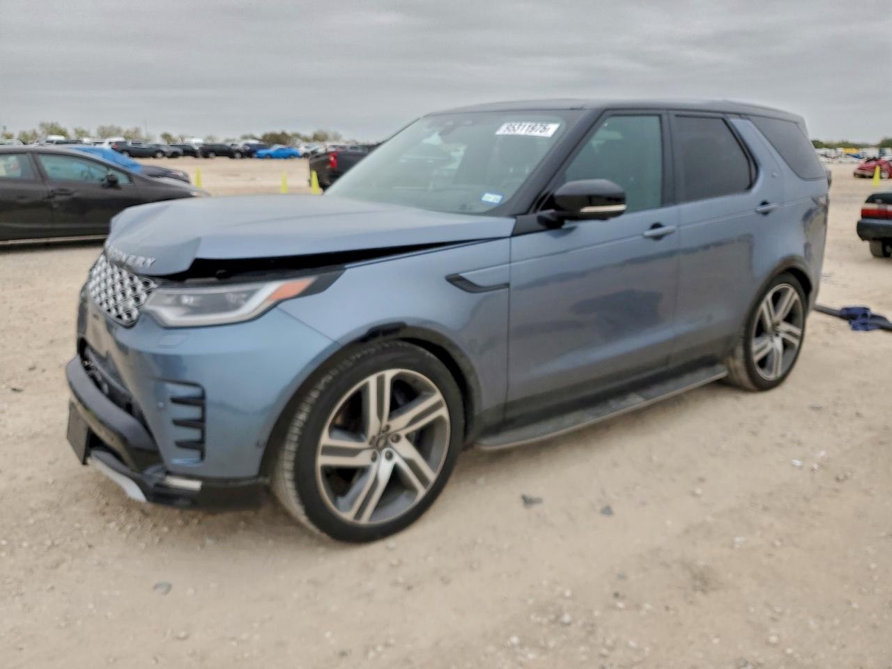 2023 Land Rover Discovery Metropolitan Edition, VIN SALRW4EU6P2478584 — Front end