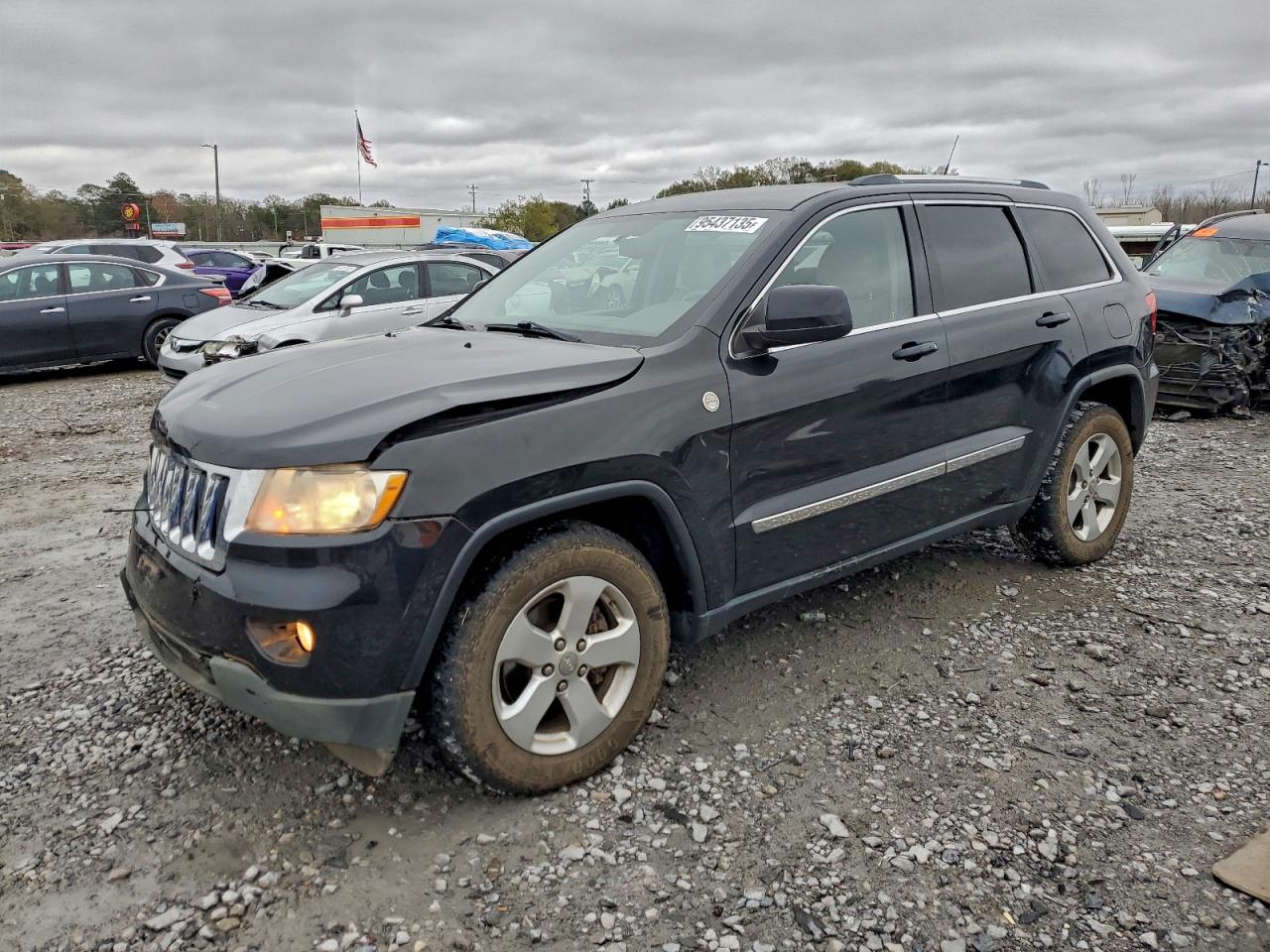 2011 Jeep Grand Cherokee Laredo, VIN 1J4RR4GG7BC516777 — Front end