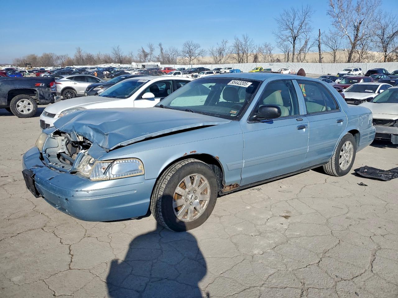 2006 Ford Crown Victoria LX, VIN 2FAFP74WX6X131840 — Front end