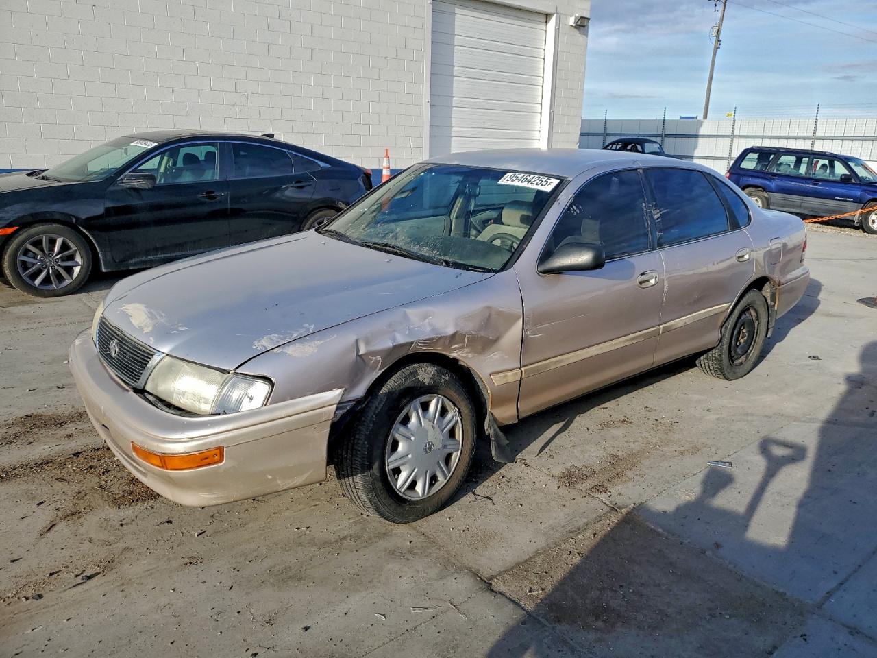 1995 Toyota Avalon XL, VIN 4T1GB10E0SU022162 — Front end
