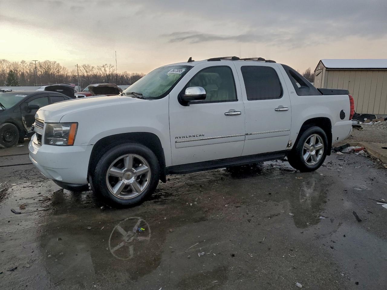 2012 Chevrolet Avalanche LTZ, VIN 3GNTKGE72CG174844 — Бок