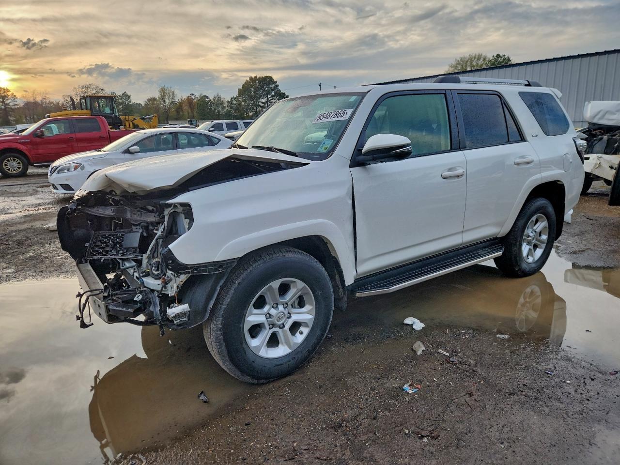2021 Toyota 4Runner SR5 Premium, VIN JTEFU5JR4M5251472 — Front end
