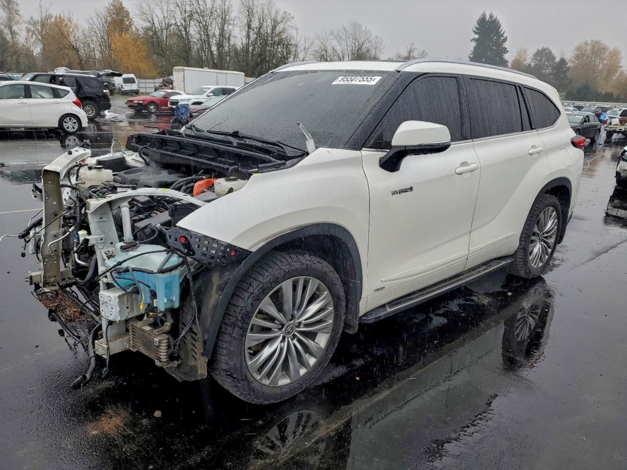 2020 Toyota Highlander Hybrid Platinum, VIN 5TDEBRCH2LS003196 — Front end