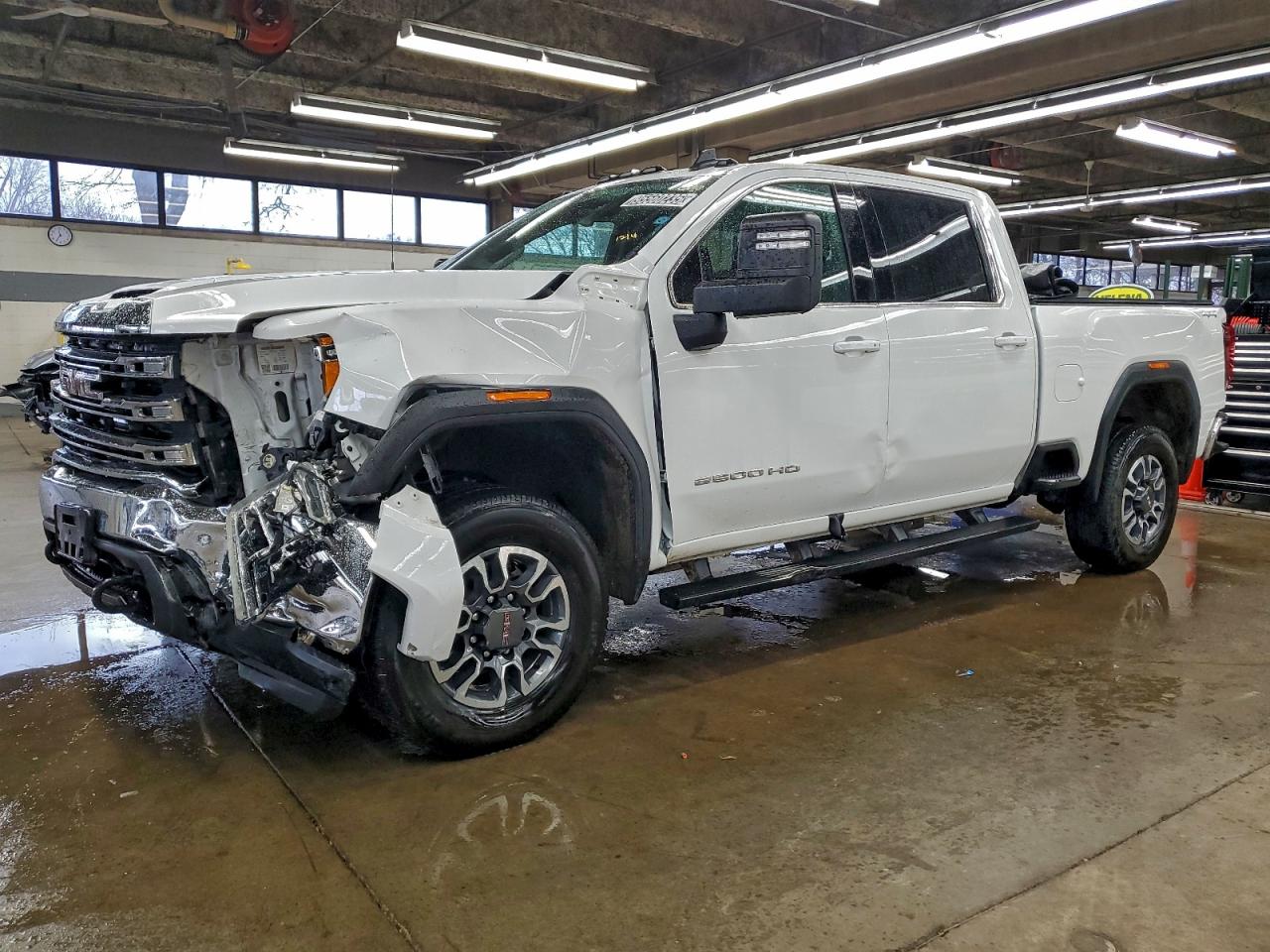 2021 GMC Sierra 2500HD SLE, VIN 1GT19MEY8MF216472 — Front end