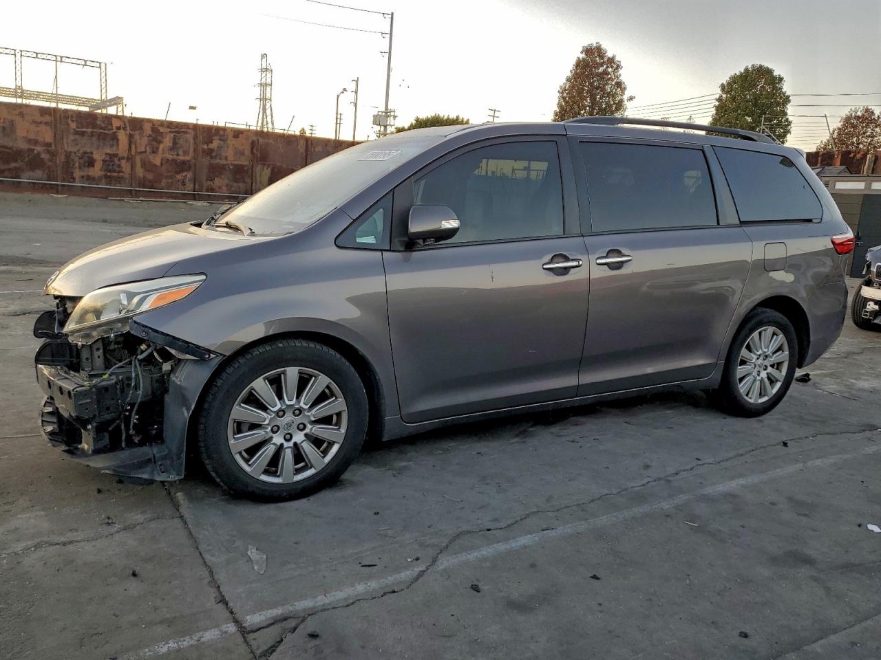 2017 Toyota Sienna XLE, VIN 5TDYZ3DC6HS828593 — Side