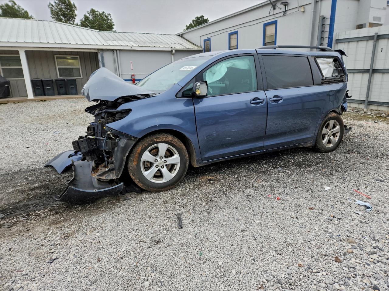 2017 Toyota Sienna LE, VIN 5TDKZ3DC0HS848697 — Front end