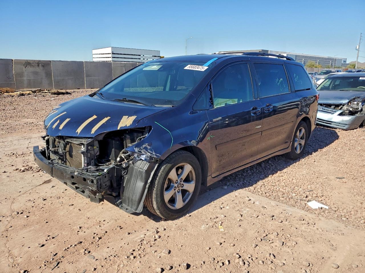 2020 Toyota Sienna LE, VIN 5TDKZ3DC1LS043848 — Фото с аукциона
