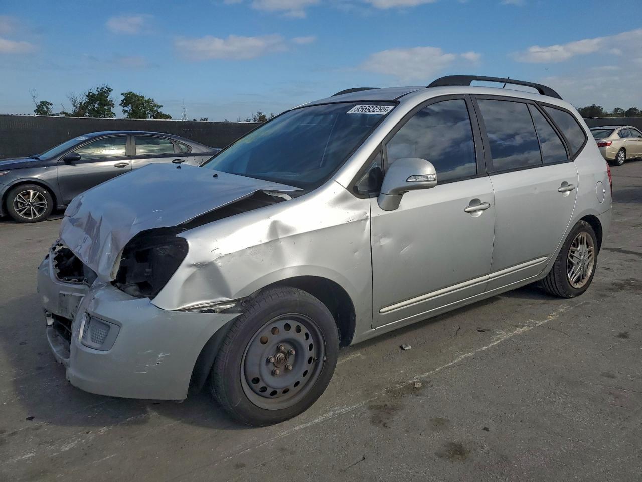 2010 Kia Rondo LX, VIN KNAHG8C87A7300462 — Front end