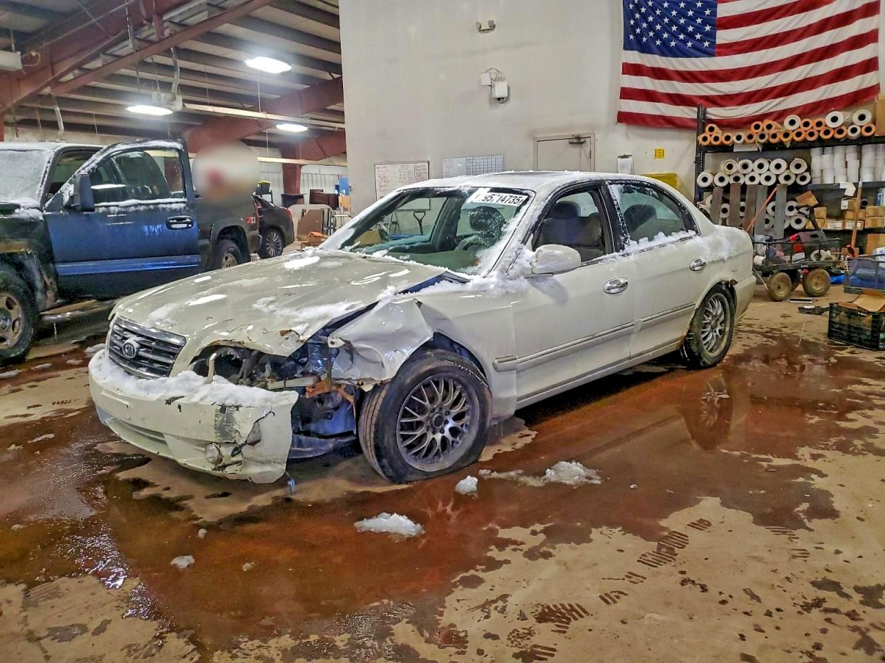 2006 Kia Optima LX, VIN KNAGD128765442407 — Перед