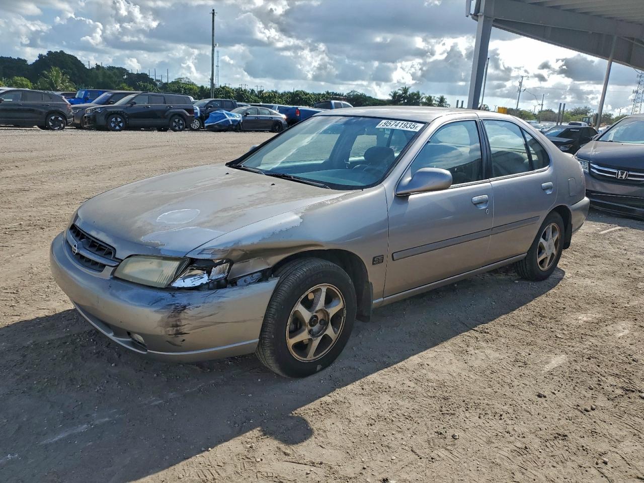 1999 Nissan Altima XE, VIN 1N4DL01D3XC198923 — Front end