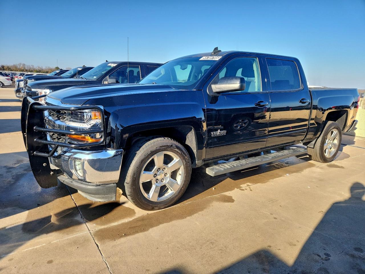 2018 Chevrolet Silverado 1500 LT, VIN 3GCPCREC0JG608188 — Minor dents and scratches