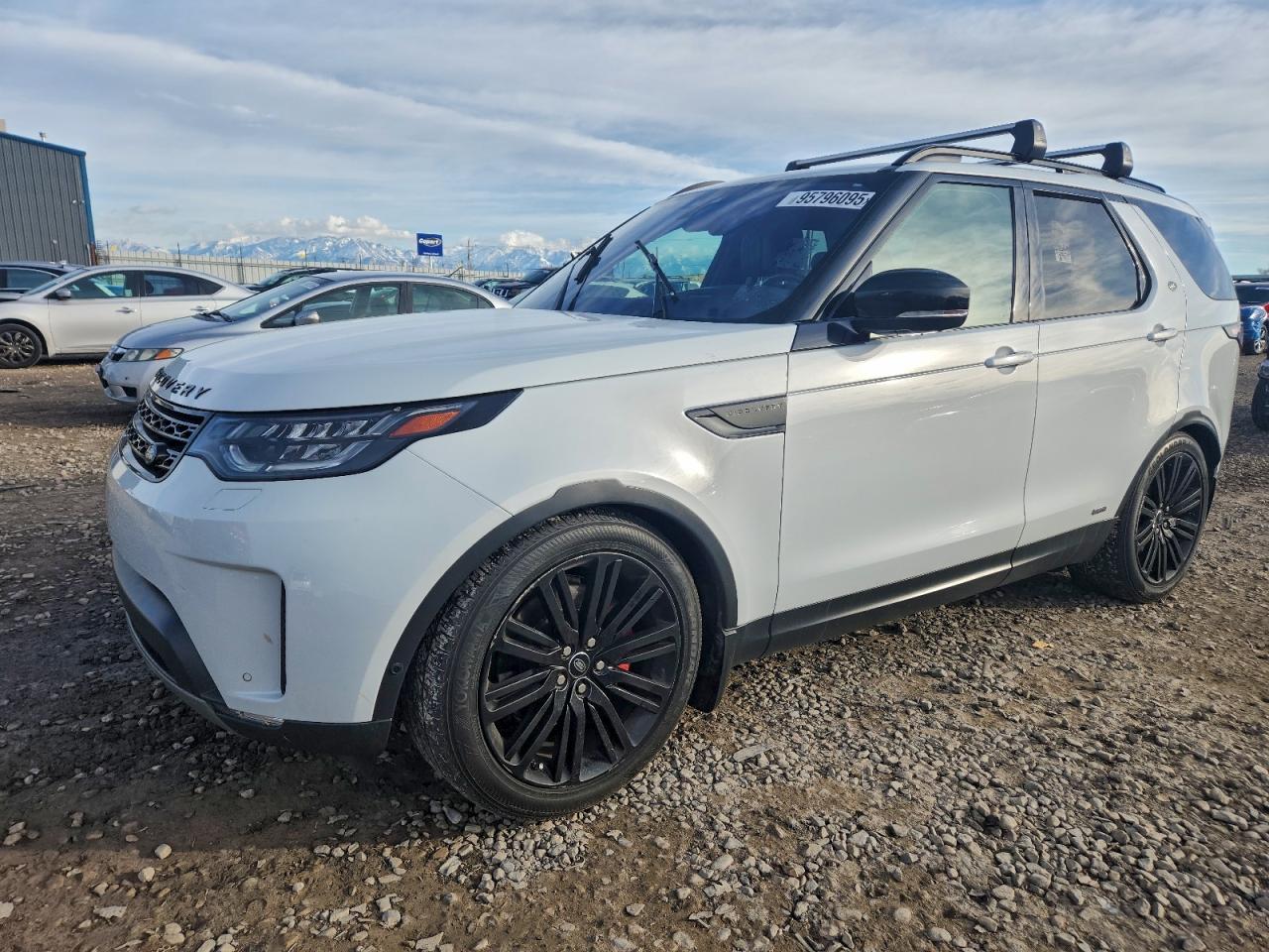 2017 Land Rover Discovery HSE Luxury, VIN SALRHBBV6HA040361 — Front end