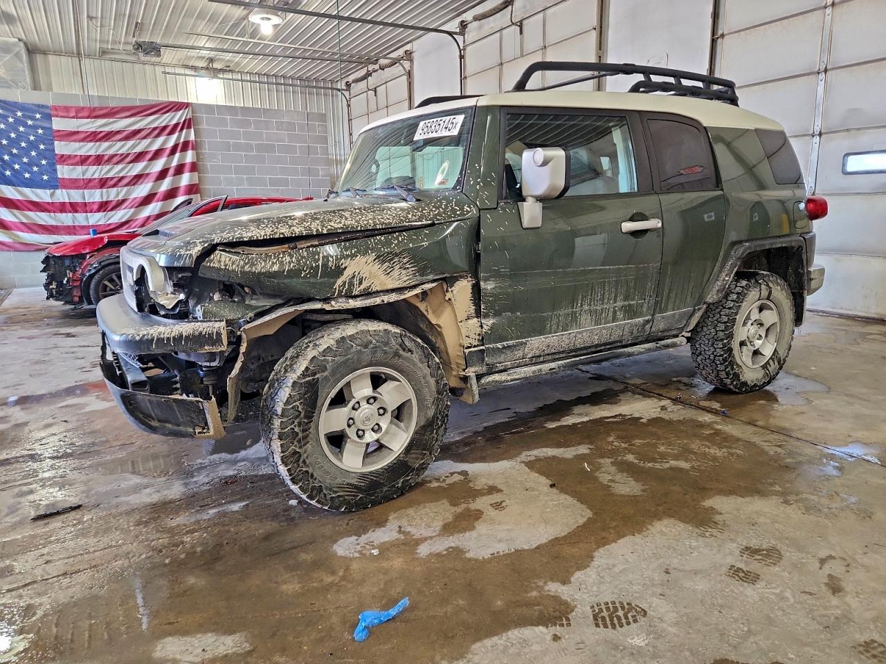 2010 Toyota FJ Cruiser, VIN JTEBU4BF4AK097789 — Front end