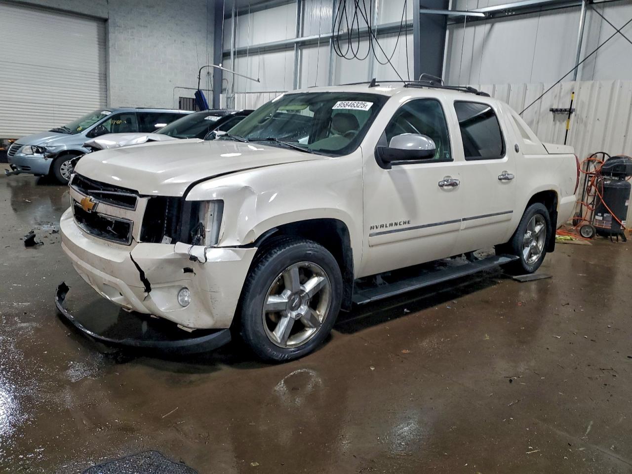 2013 Chevrolet Avalanche LTZ, VIN 3GNTKGE76DG244699 — Front end