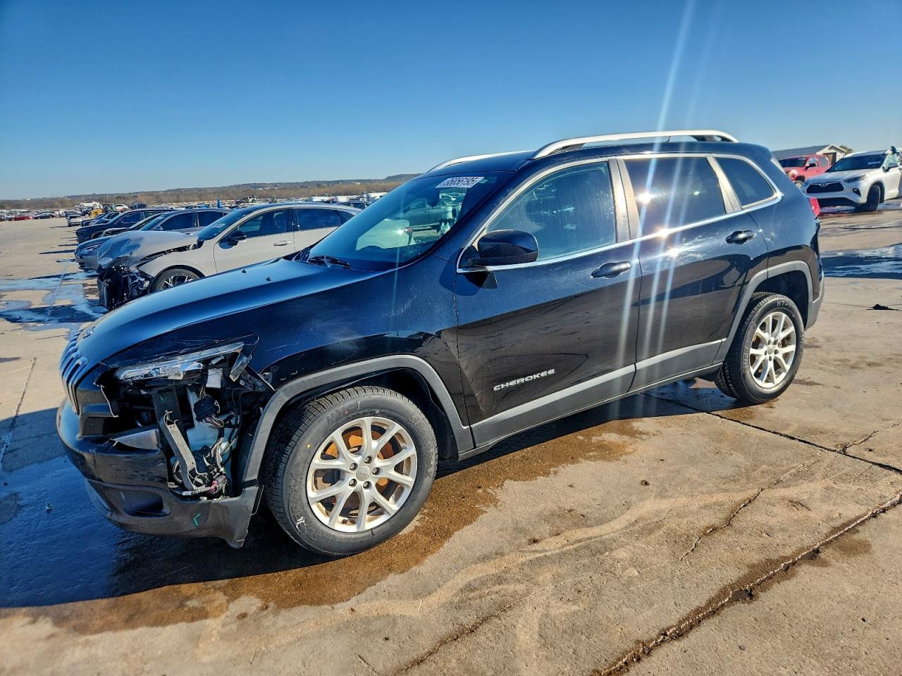 2017 Jeep Cherokee Latitude, VIN 1C4PJLCB9HW592825 — Front end