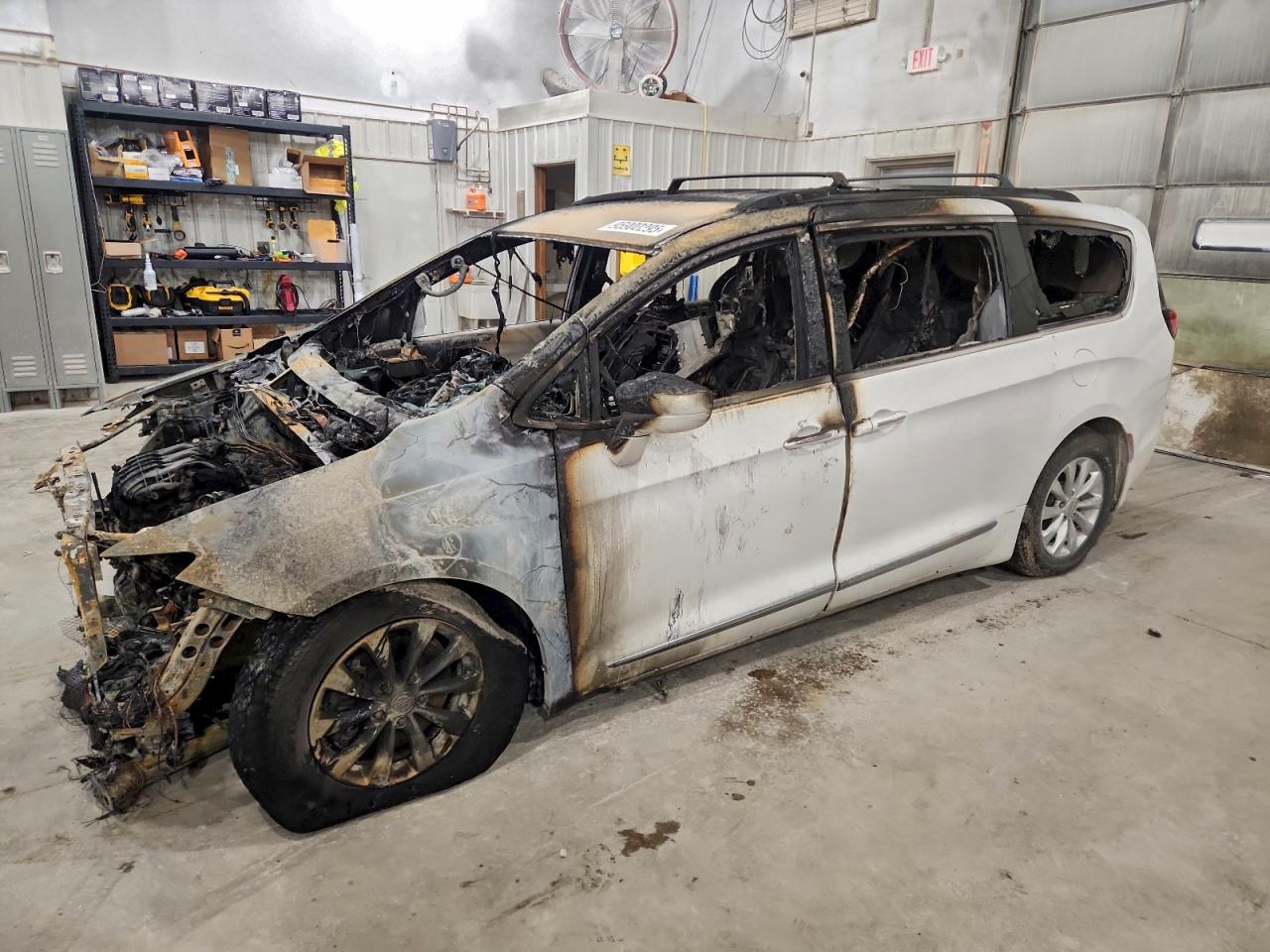 2017 Chrysler Pacifica Touring L, VIN 2C4RC1BG6HR559276 — Engine fire