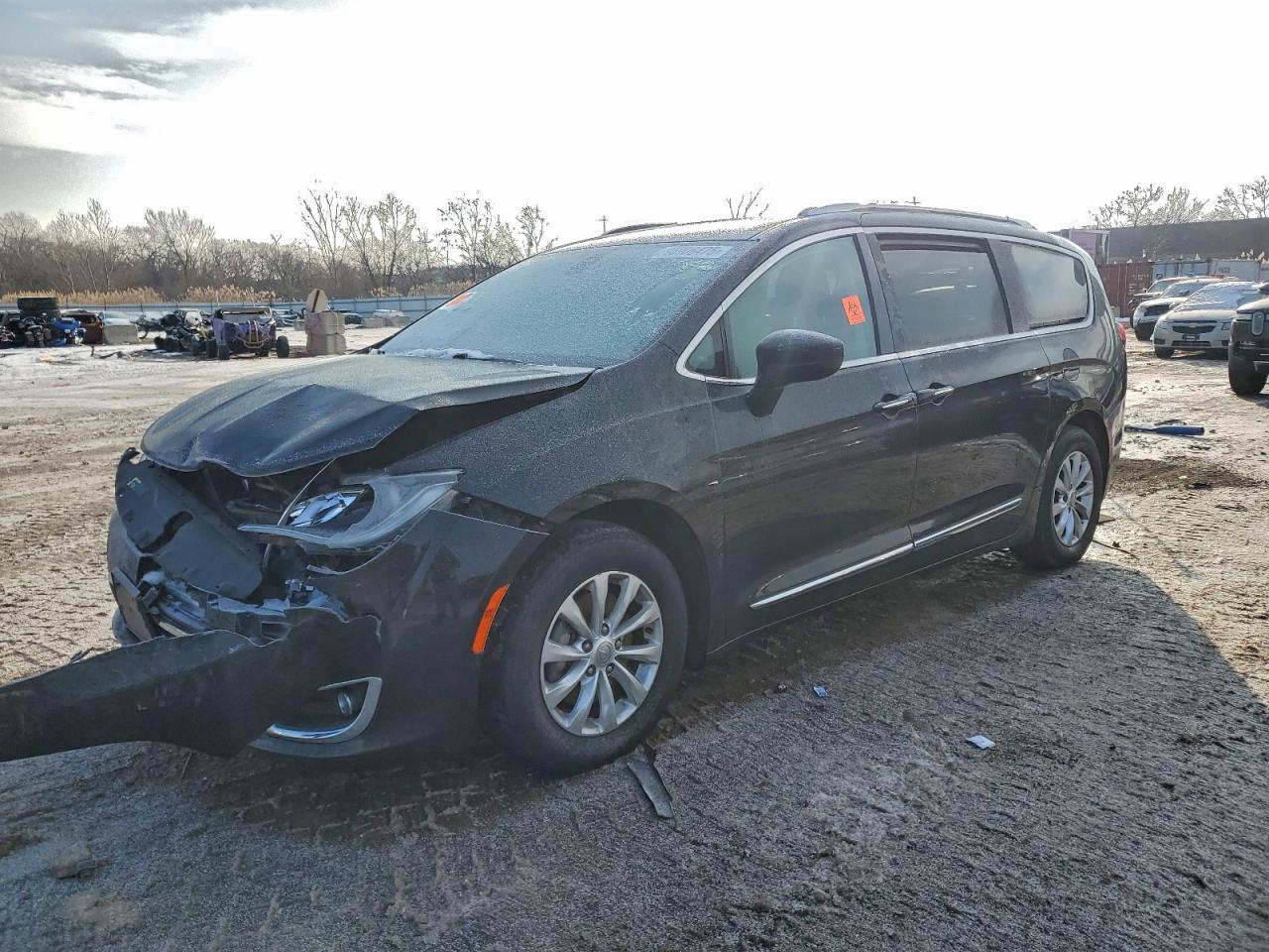 2019 Chrysler Pacifica Touring L, VIN 2C4RC1BG3KR721405 — Перед