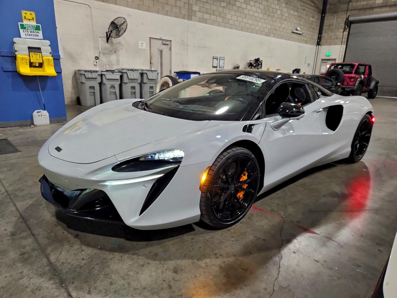 2025 McLaren Artura, VIN SBM16BEA7SW003341 — Зад