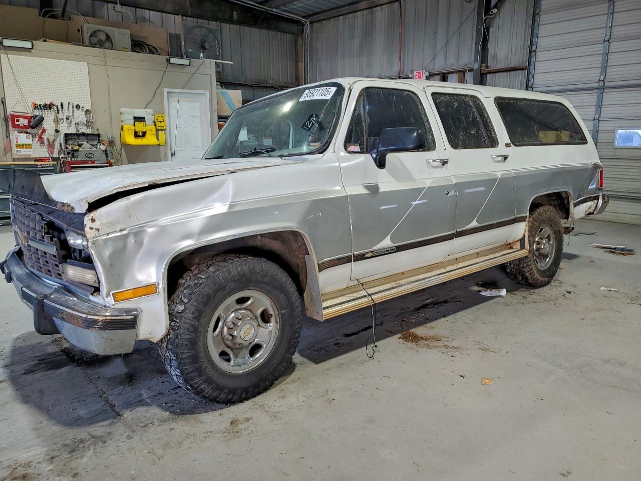 1991 Chevrolet Suburban, VIN 1GNGR26N4MF115424 — Front end