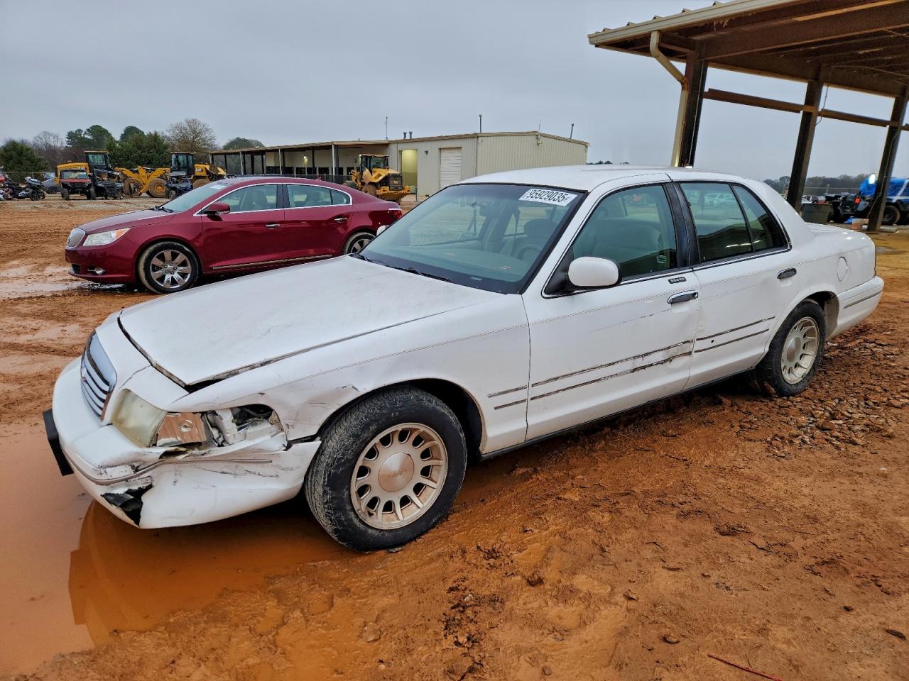 1998 Ford Crown Victoria LX, VIN 2FAFP74W4WX107243 — Front end