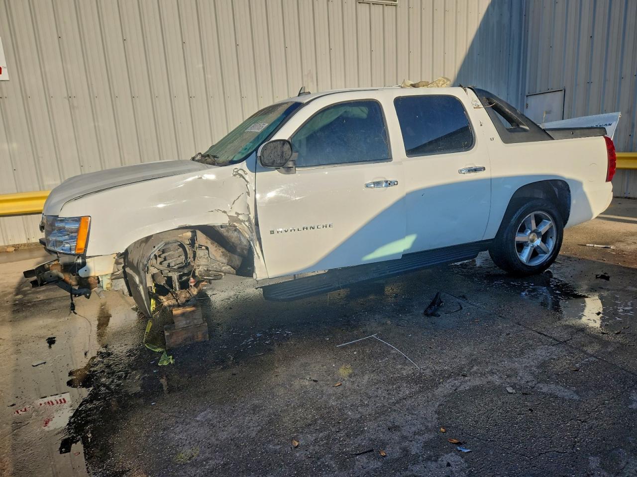 2008 Chevrolet Avalanche LTZ, VIN 3GNEC12J88G158609 — Side
