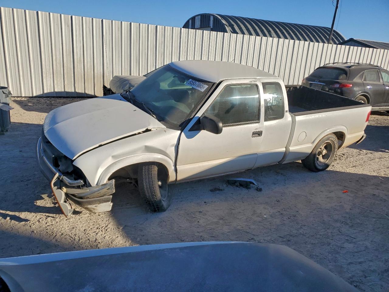 2003 Chevrolet S-10 LS, VIN 1GCCS19X138268686 — Front end