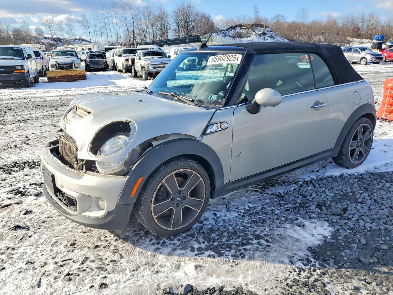 2012 MINI Convertible S, VIN WMWZP3C51CT550335 — Перед