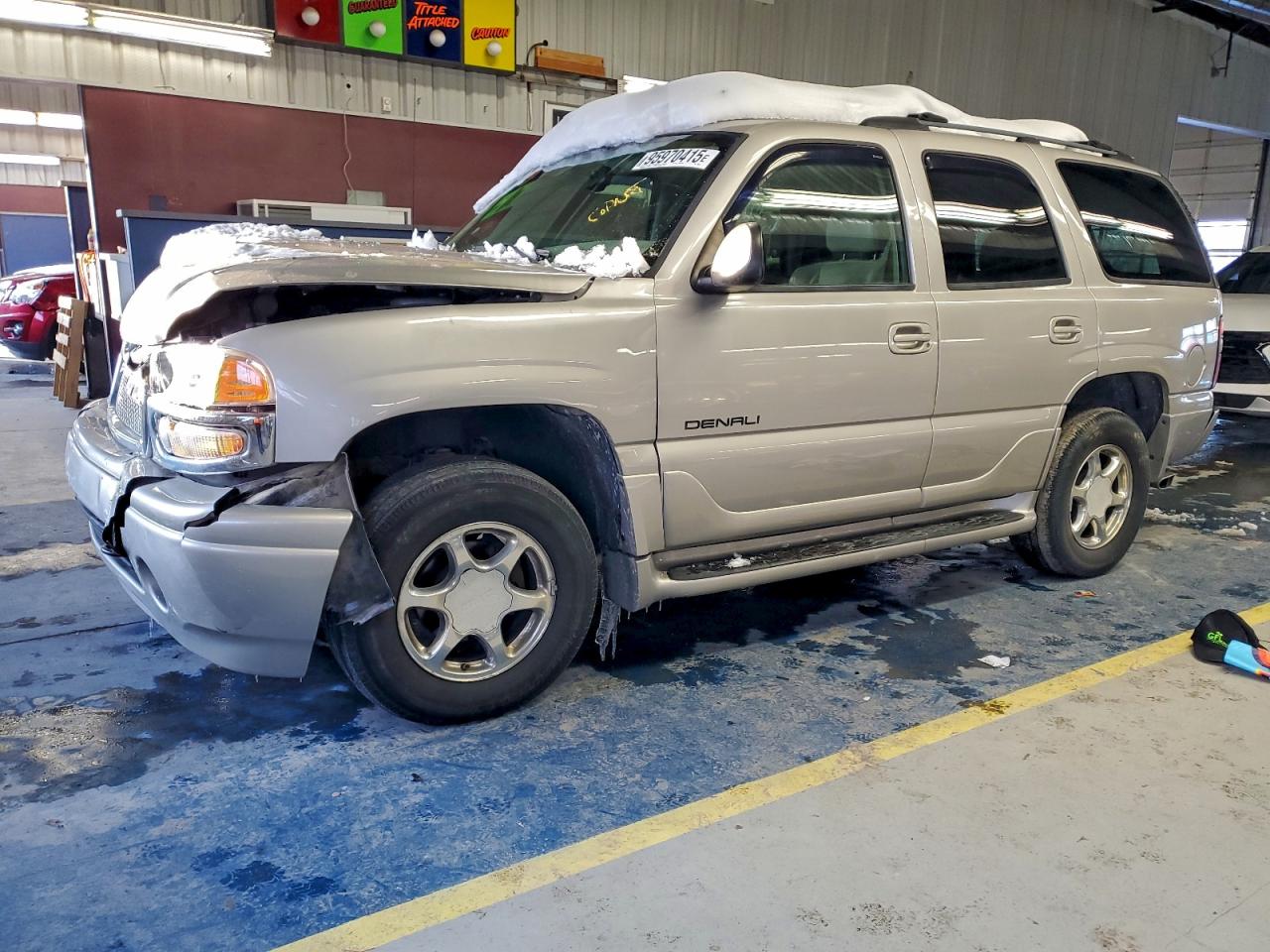 2004 GMC Yukon Denali, VIN 1GKEK63UX4J128641 — Front end