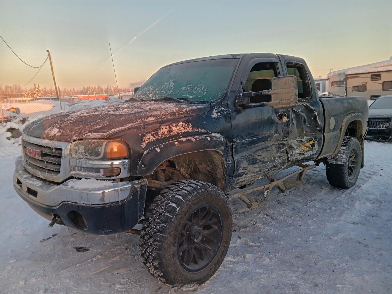 2003 GMC Sierra 2500 SLE, VIN 1GTGK29U13Z105267 — Side