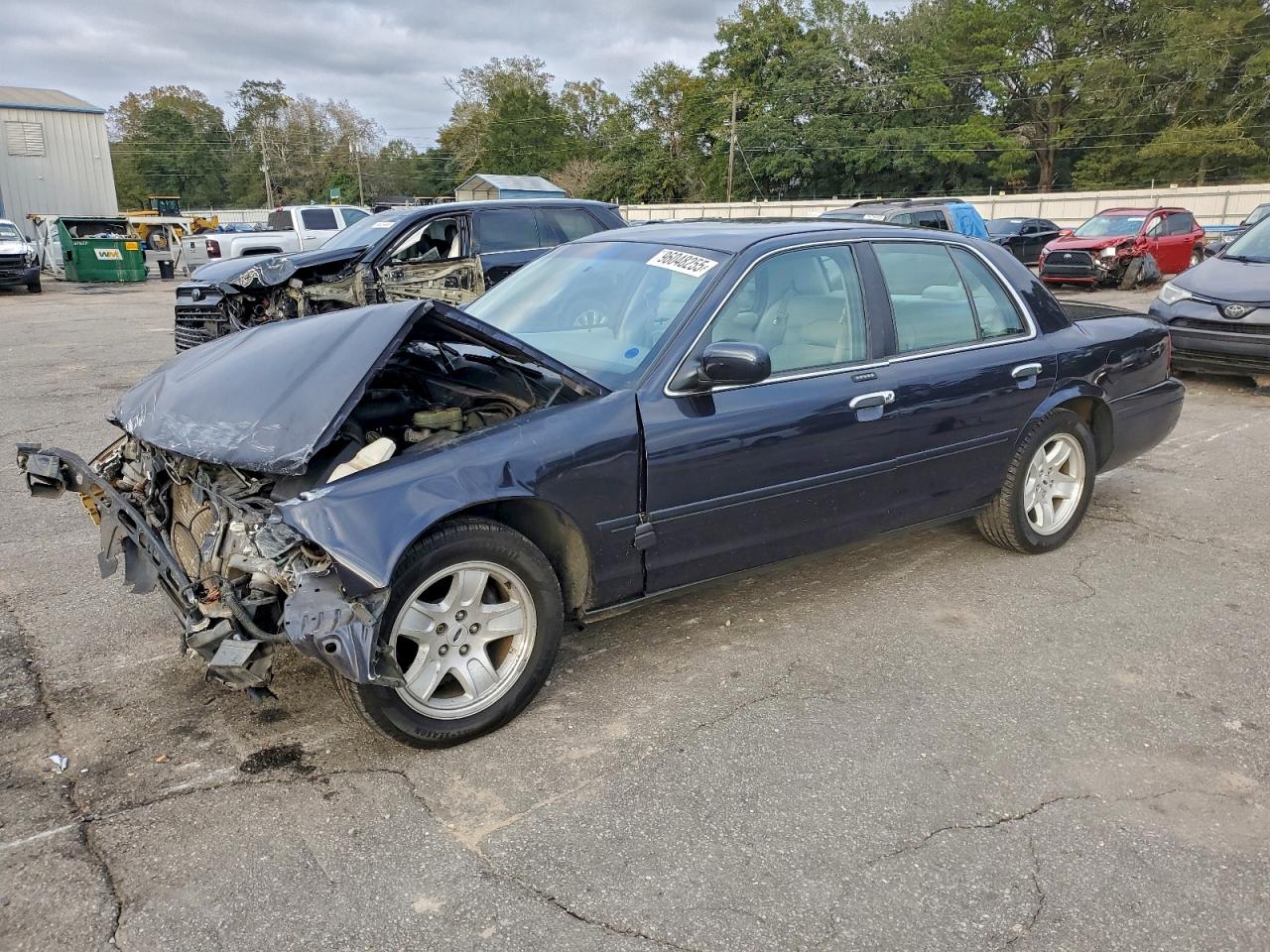 2002 Ford Crown Victoria LX, VIN 2FAFP74W32X146450 — Front end