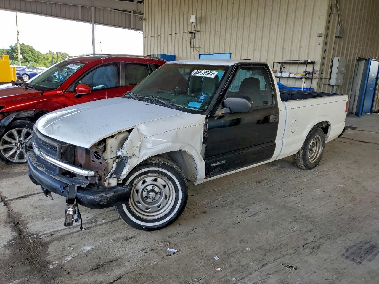 2003 Chevrolet S-10, VIN 1GCCS14H238263433 — Front end