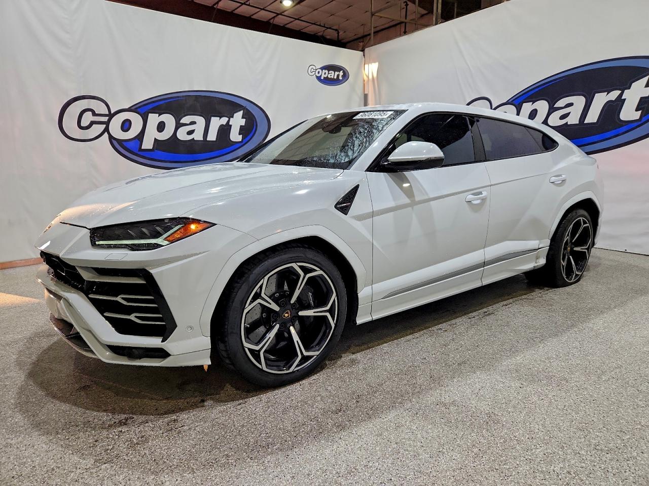 2019 Lamborghini Urus, VIN ZPBUA1ZL4KLA05617 — Side