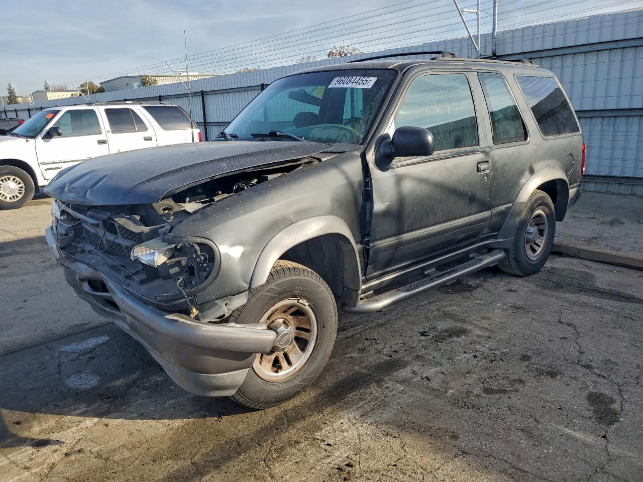 1998 Ford Explorer Sport, VIN 1FMYU22E8WUB33145 — Перед