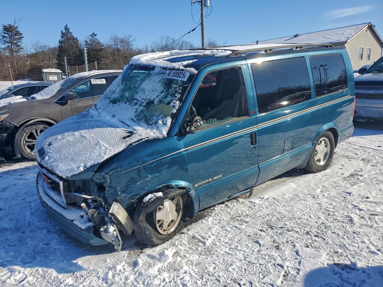 2002 GMC Safari, VIN 1GKEL19X02B504286 — Front end